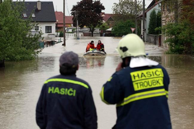 Evakuace zaplavených Troubek pohledem fotografa