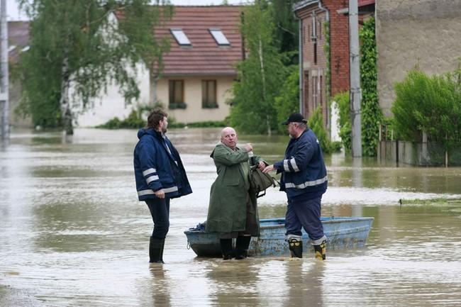 Evakuace zaplavených Troubek pohledem fotografa