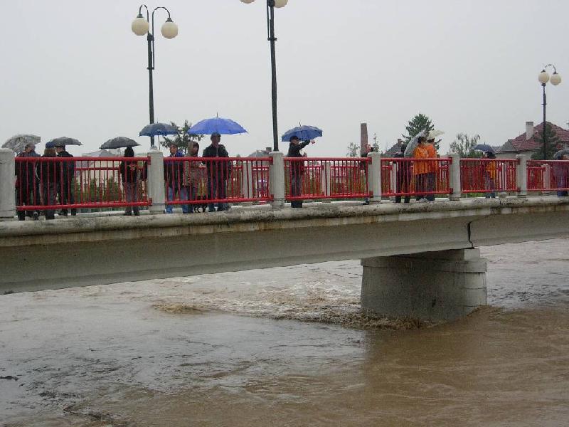 Lidé sledující stav řeky na mostu u Loděnice