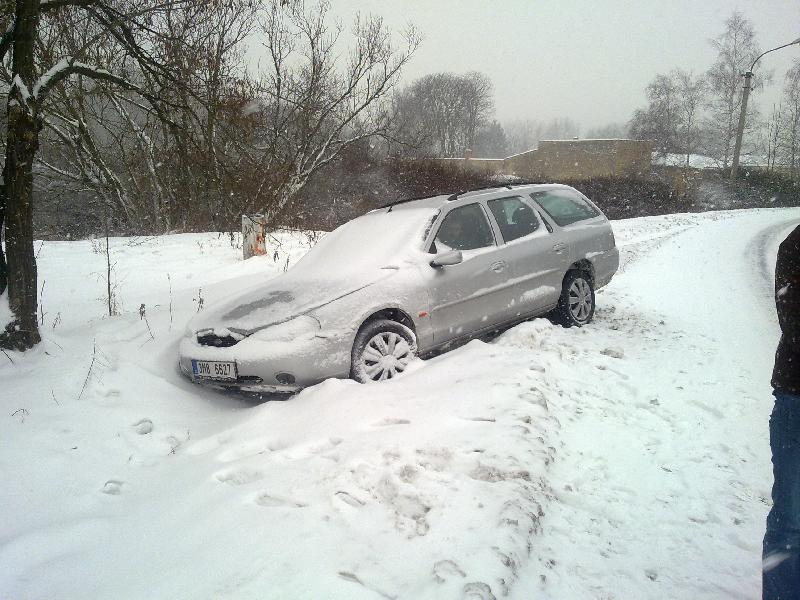 Zapadlé auto u Kozlovic